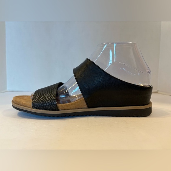 Eurosoft by Sofft black 2 band sandals size 8M - Picture 2 of 10
